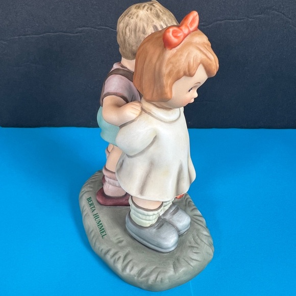 Goebel Berta Hummel "Token Of Love" Figurine, Excellent Condition Club Exclusive - Picture 4 of 12